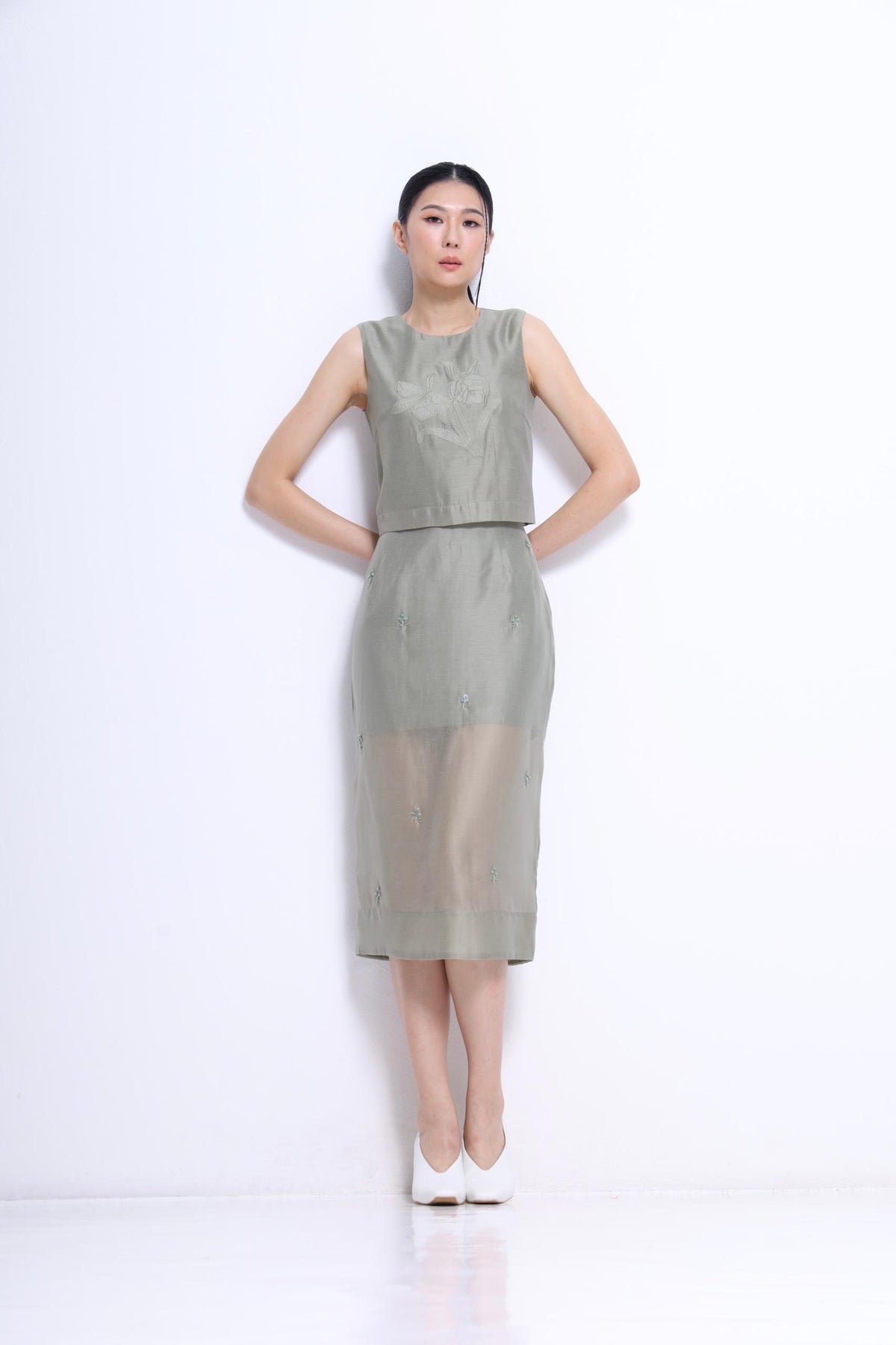 Lian Orient Floral Embroidered Sleeveless Top
